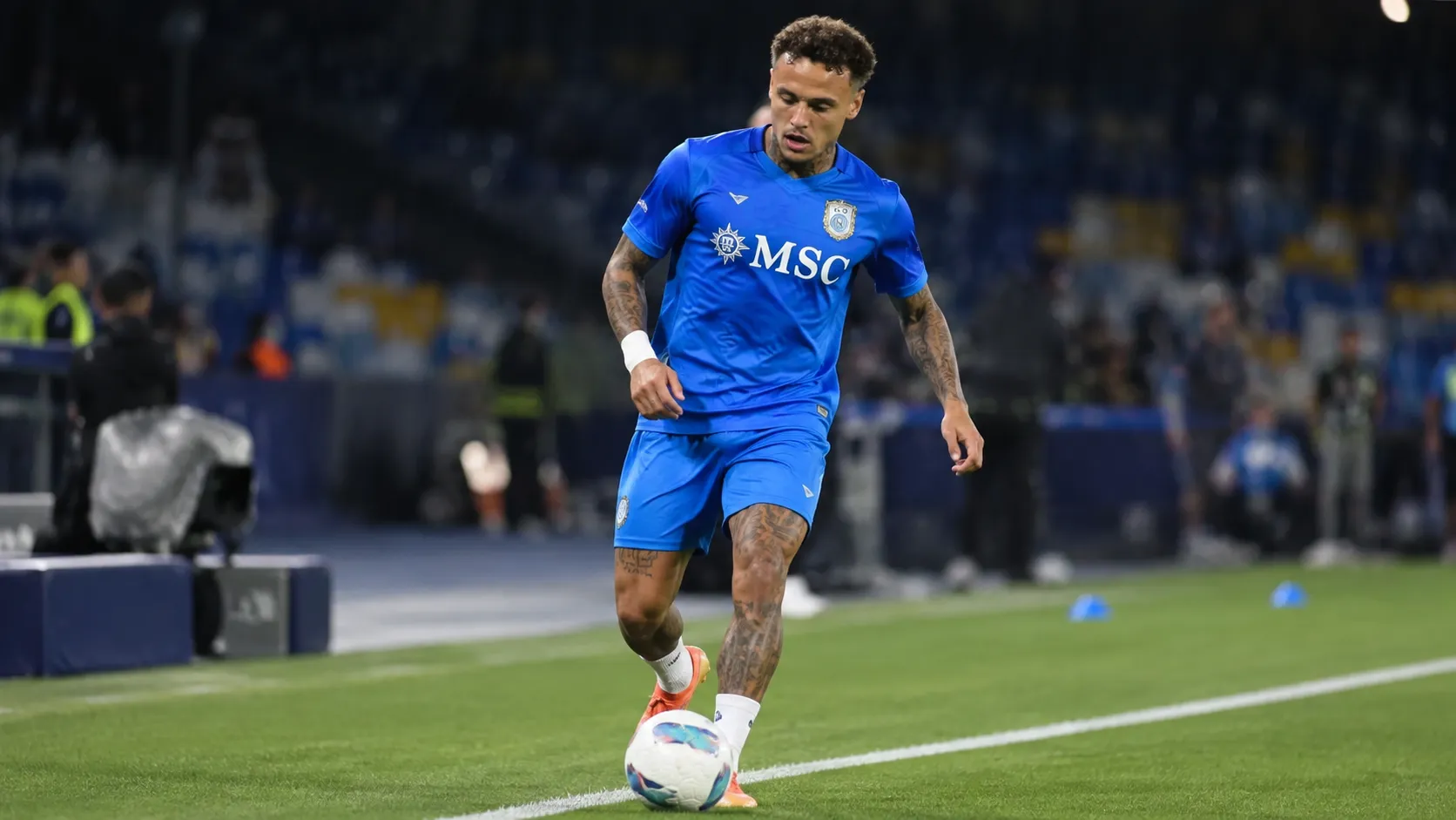 Noa Lang in het blauwe Napoli-tenue tijdens de warming-up op het veld.