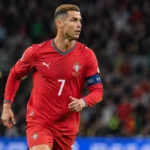 Cristiano Ronaldo in het rode shirt van Portugal tijdens een wedstrijd.