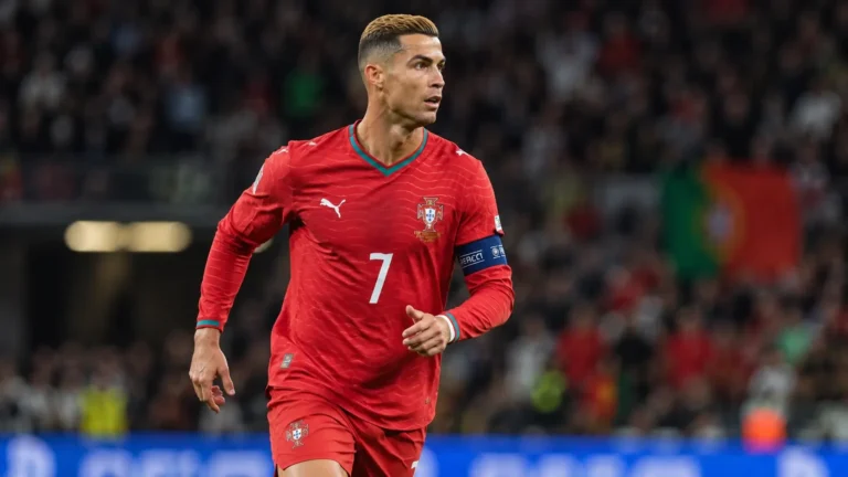 Cristiano Ronaldo in het rode shirt van Portugal tijdens een wedstrijd.
