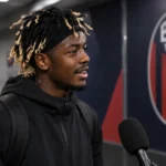 Samuel Mbangula in neutrale sportkleding in de mixed zone na een wedstrijd van Bologna.
