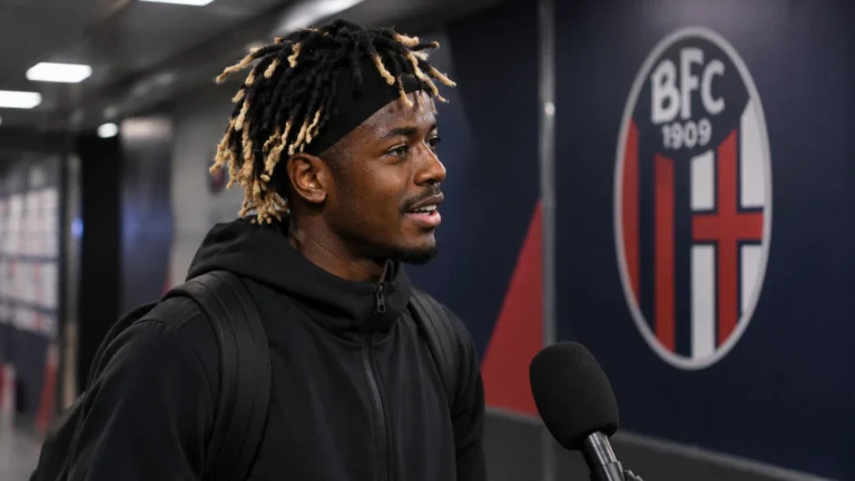 Samuel Mbangula in neutrale sportkleding in de mixed zone na een wedstrijd van Bologna.
