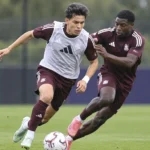 Enzo Sternal in een trainingsduel met een ploegmaat tijdens een oefensessie.
