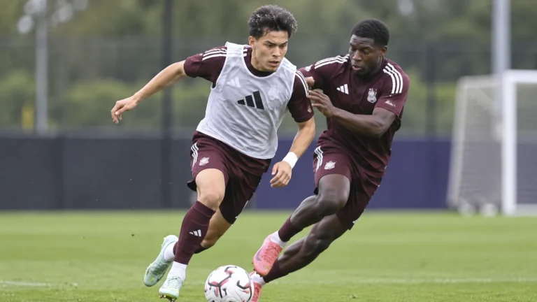 Enzo Sternal in een trainingsduel met een ploegmaat tijdens een oefensessie.
