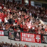 Een volle tribune met Antwerp-supporters en rood-witte spandoeken op de Bosuil.