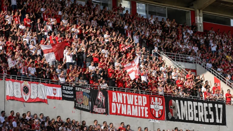 Een volle tribune met Antwerp-supporters en rood-witte spandoeken op de Bosuil.
