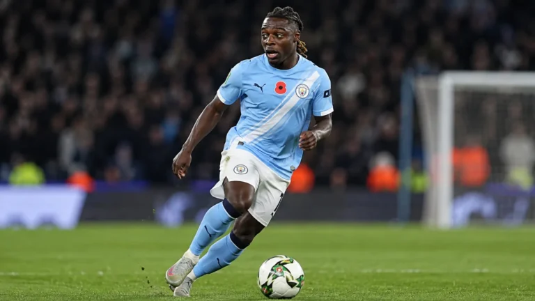 Een Manchester City-speler in actie tijdens een bekerwedstrijd.