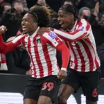 Twee Sunderland-spelers vieren een doelpunt voor de thuistribune.
