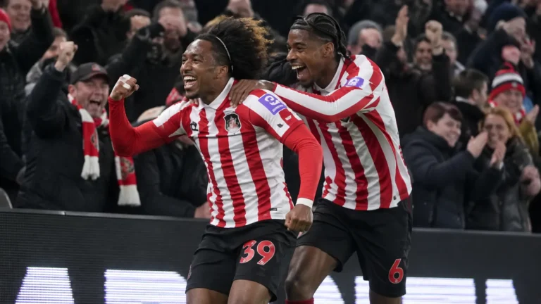 Twee Sunderland-spelers vieren een doelpunt voor de thuistribune.