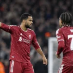 Liverpool-spelers in donkerrode tenues tijdens een wedstrijdmoment in de EFL Cup.
