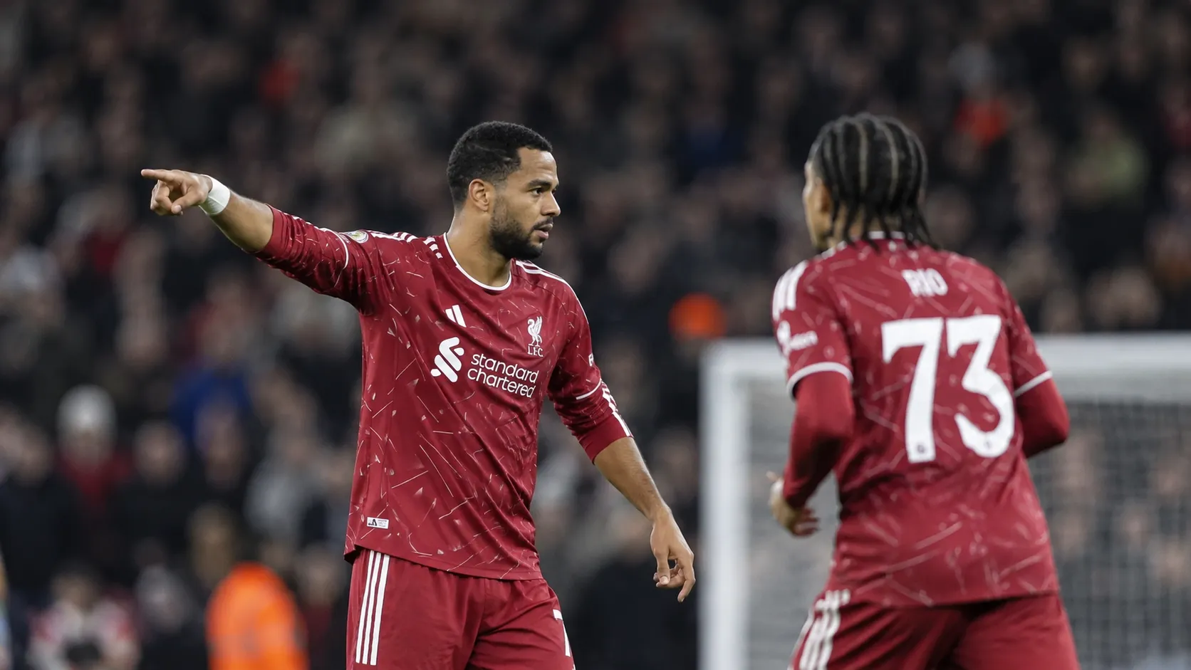 Liverpool-spelers in donkerrode tenues tijdens een wedstrijdmoment in de EFL Cup.
