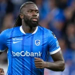 Tolu Arokodare in het blauwe shirt van KRC Genk tijdens een wedstrijd.