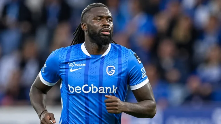 Tolu Arokodare in het blauwe shirt van KRC Genk tijdens een wedstrijd.