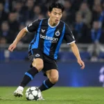 Een speler van Club Brugge in blauw-zwart tijdens een wedstrijdmoment.