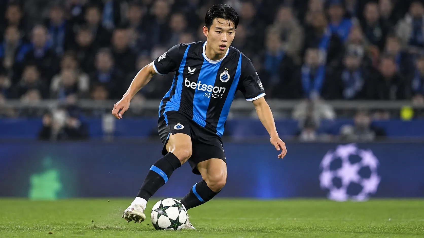 Een speler van Club Brugge in blauw-zwart tijdens een wedstrijdmoment.