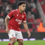 Adnane Abid in het rode tenue van Standard Luik op het veld.