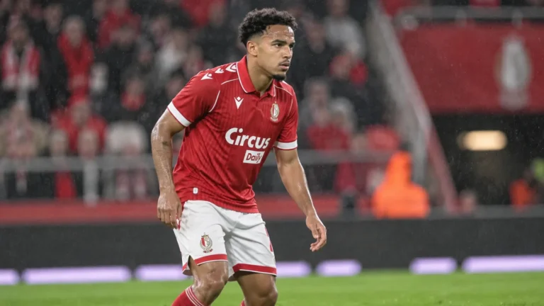 Adnane Abid in het rode tenue van Standard Luik op het veld.