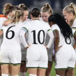 Speelsters van OH Leuven verzamelen in een hechte kring op het veld.