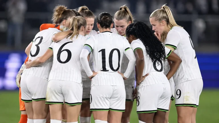 Speelsters van OH Leuven verzamelen in een hechte kring op het veld.
