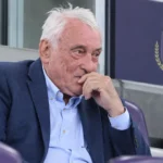 Paul Van Himst zit in een stadiontribune met een discreet Anderlecht-embleem op de achtergrond.