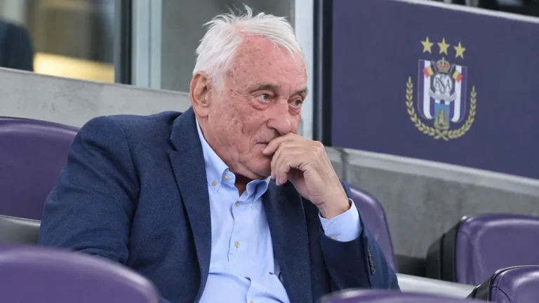 Paul Van Himst zit in een stadiontribune met een discreet Anderlecht-embleem op de achtergrond.