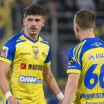 Arbnor Muja en een STVV-ploegmaat tijdens een onderbreking op het veld.