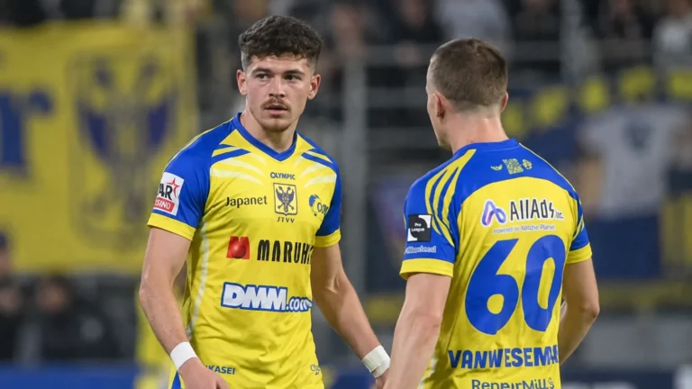 Arbnor Muja en een STVV-ploegmaat tijdens een onderbreking op het veld.