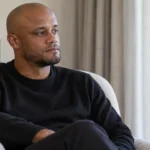 Vincent Kompany in een rustige woonkamer tijdens zijn herstel thuis.