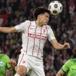 Keisuke Goto van SC Freiburg kopt een hoekschop tijdens een bekerwedstrijd.