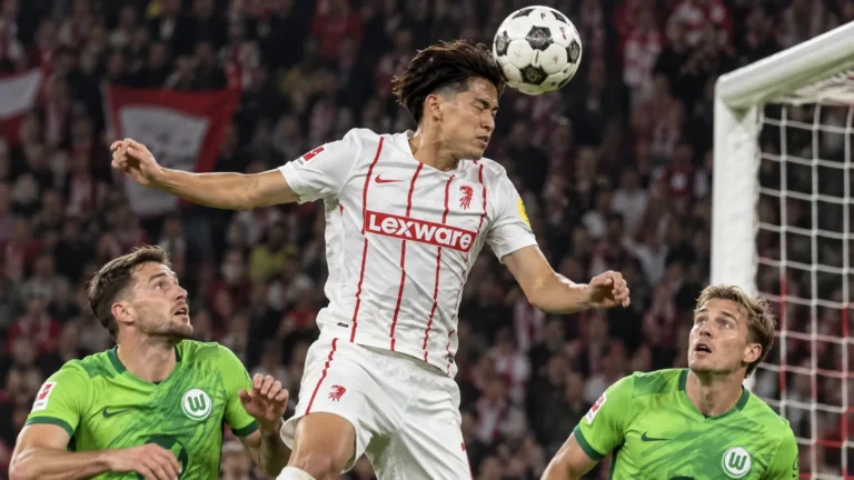 Keisuke Goto van SC Freiburg kopt een hoekschop tijdens een bekerwedstrijd.