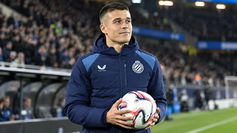 Nicolo Tresoldi in een Club Brugge-jas langs de rand van het veld.
