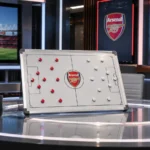 Een tactiekbord met het Arsenal-embleem in een lege televisiestudio.