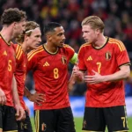 Een groep Belgische internationals in rode tenues op het veld.