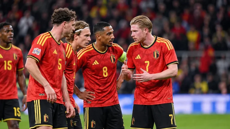 Een groep Belgische internationals in rode tenues op het veld.
