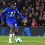 Emmanuel Emegha in het blauwe Chelsea-tenue tijdens een wedstrijdmoment.
