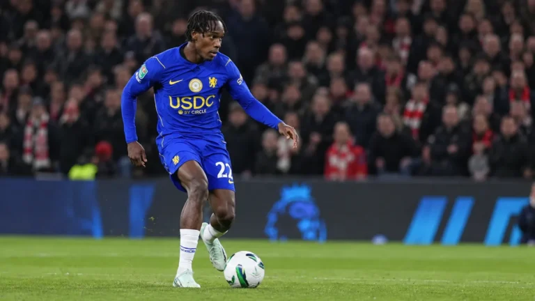 Emmanuel Emegha in het blauwe Chelsea-tenue tijdens een wedstrijdmoment.