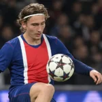 Mika Godts in PSG-tenue tijdens een wedstrijdmoment op het veld.