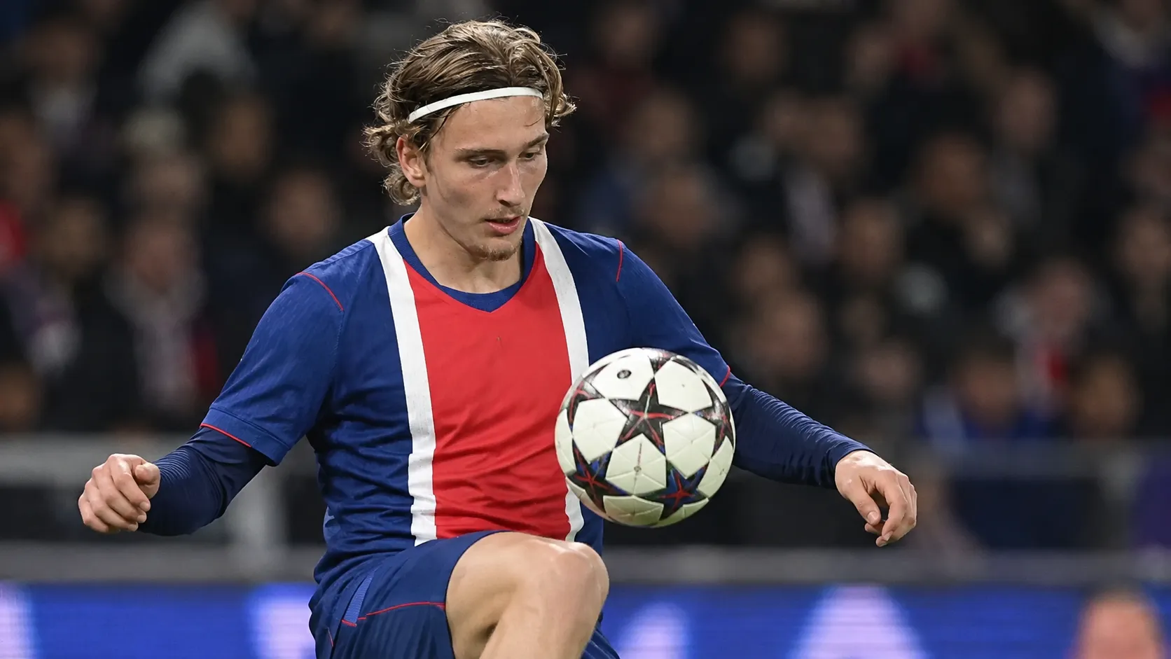 Mika Godts in PSG-tenue tijdens een wedstrijdmoment op het veld.
