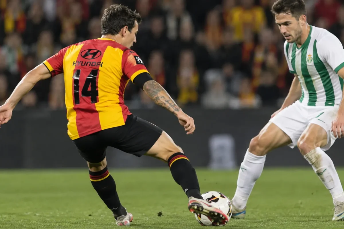 Een speler van KV Mechelen in rood-geel tijdens een wedstrijdactie.