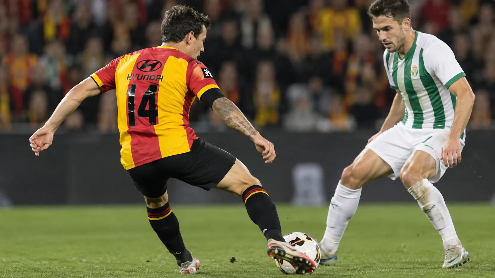 Een speler van KV Mechelen in rood-geel tijdens een wedstrijdactie.