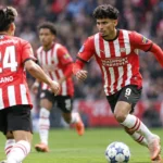 PSV-spelers in rood-witte tenues tijdens een actie op het veld.