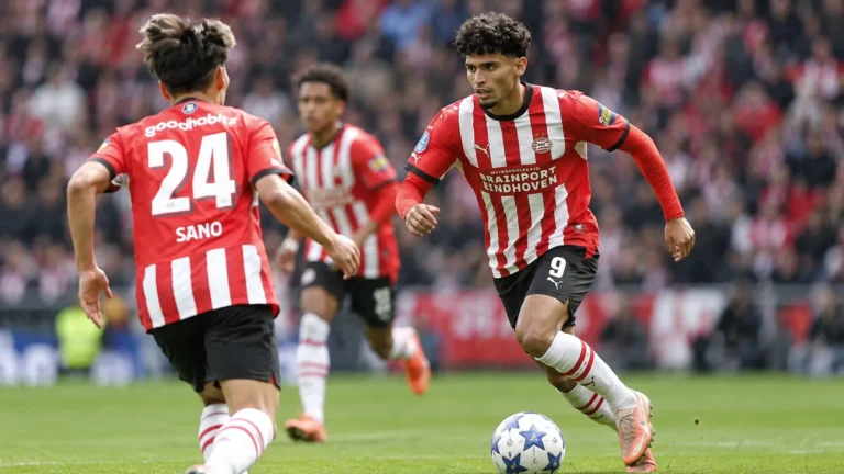 PSV-spelers in rood-witte tenues tijdens een actie op het veld.