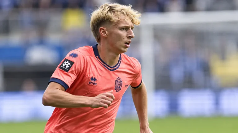 Kobe Corbanie maakt een aanvallende loopactie in het tenue van KV Mechelen.