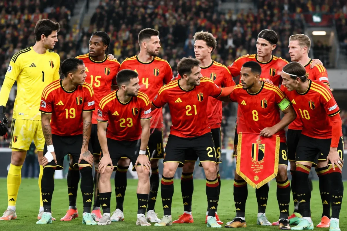 Belgische nationale ploeg verzamelt in rode tenues voor een groepsfoto in het stadion.