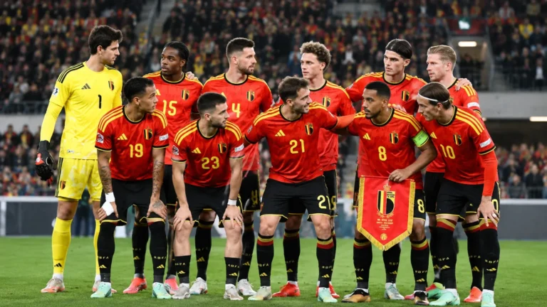Belgische nationale ploeg verzamelt in rode tenues voor een groepsfoto in het stadion.
