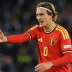 Mika Godts in het rode shirt van België tijdens een interland.