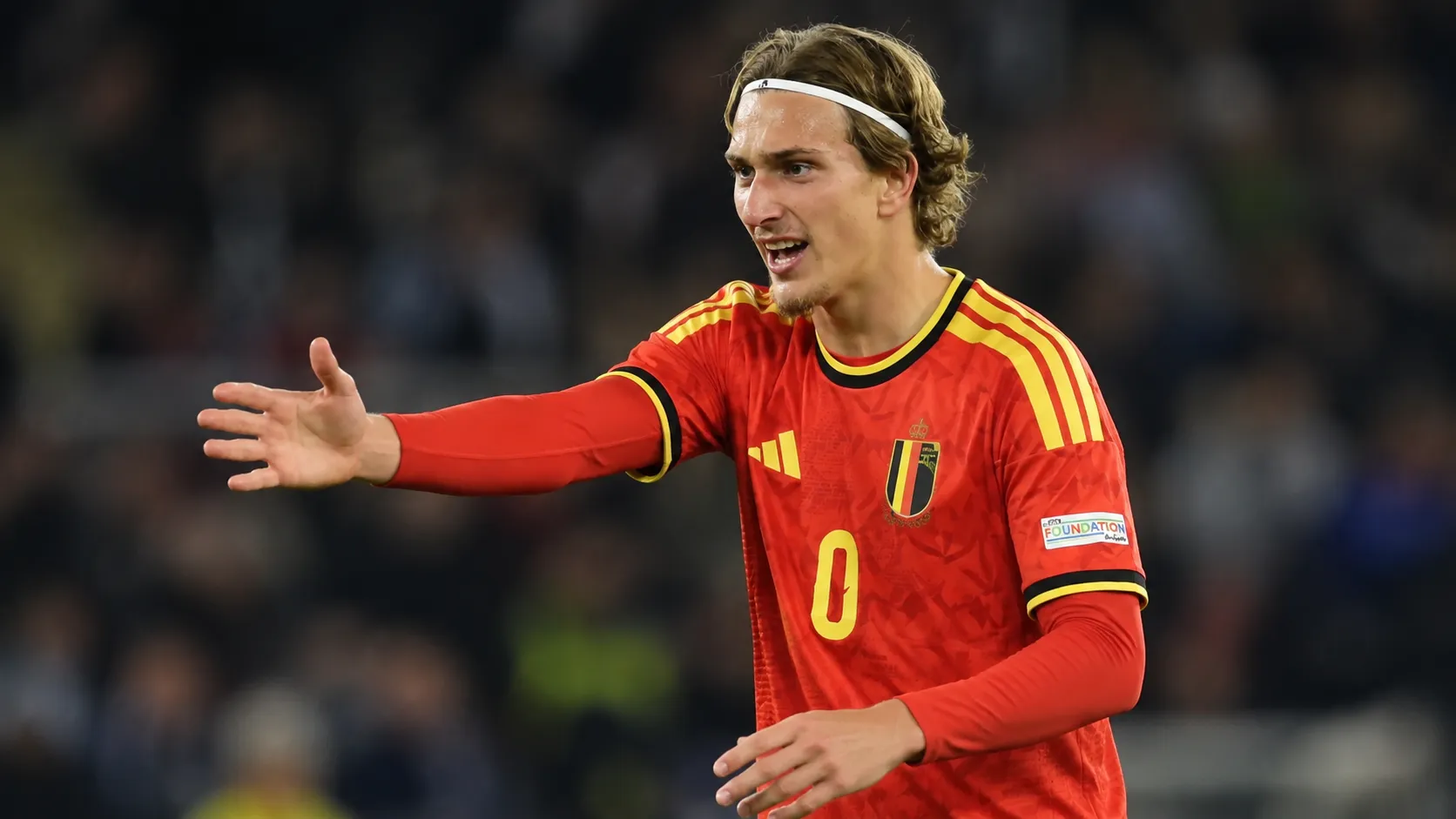 Mika Godts in het rode shirt van België tijdens een interland.