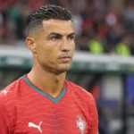 Cristiano Ronaldo in het tenue van Portugal aan de zijlijn van een interland.