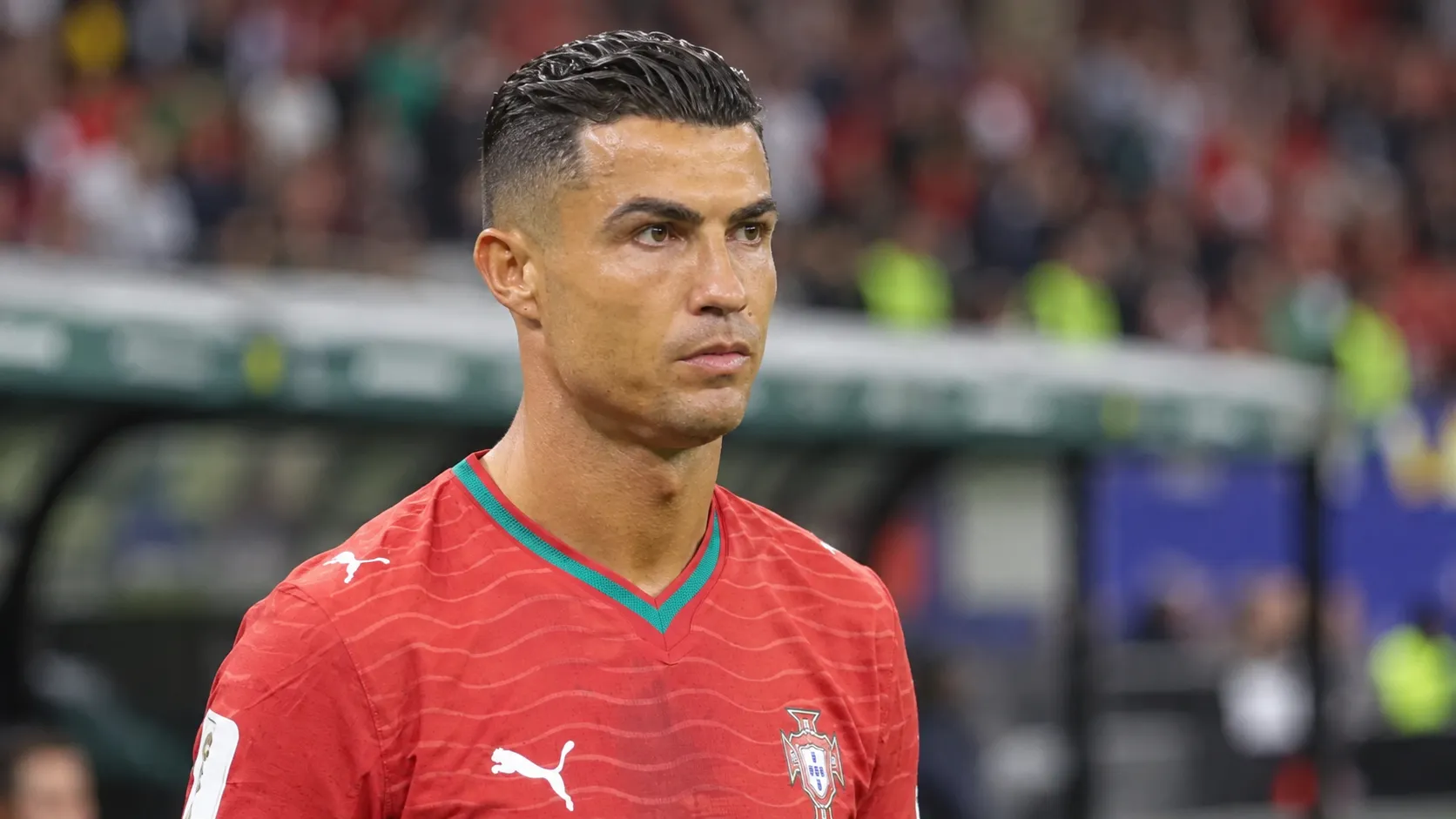 Cristiano Ronaldo in het tenue van Portugal aan de zijlijn van een interland.