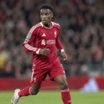 Trey Nyoni in het Liverpool-tenue tijdens een wedstrijdmoment.