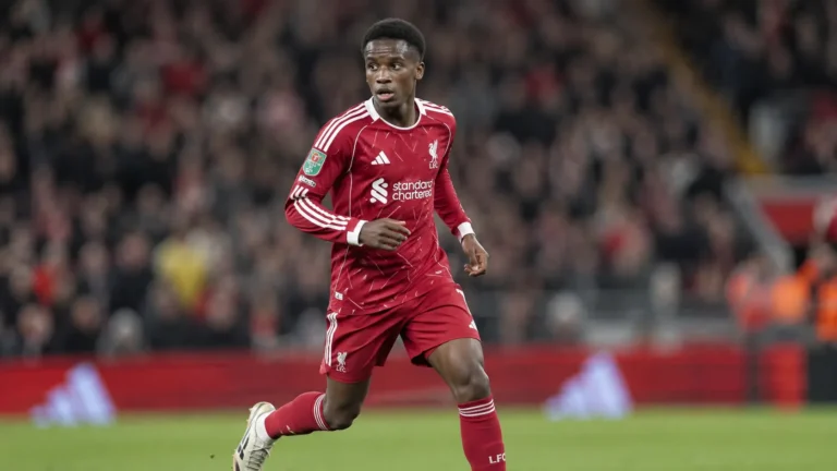 Trey Nyoni in het Liverpool-tenue tijdens een wedstrijdmoment.